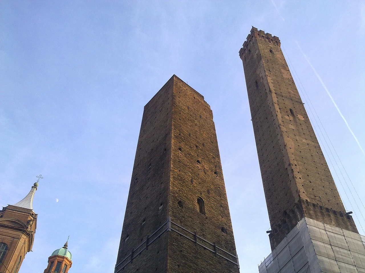 Explore أبراج بولونيا - برج أسينيلي 