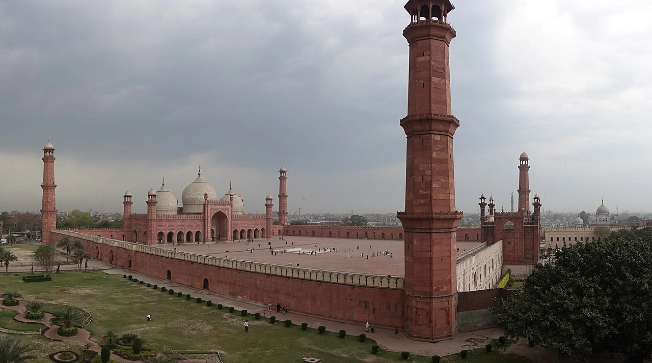 Explore مسجد بادشاهي 