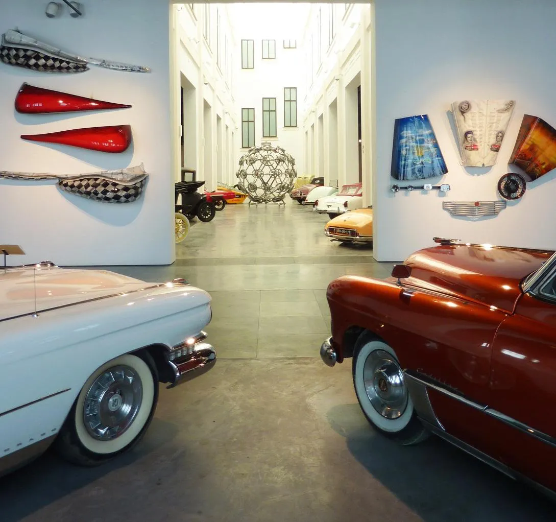 Explore متحف السيارات والأزياء 
