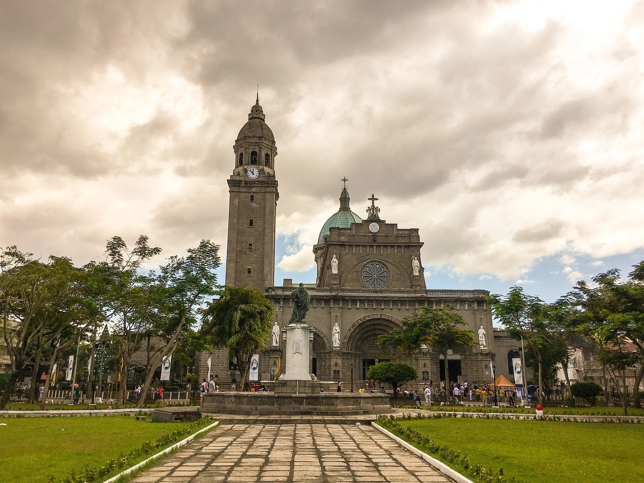 Explore كاتدرائية مانيلا 