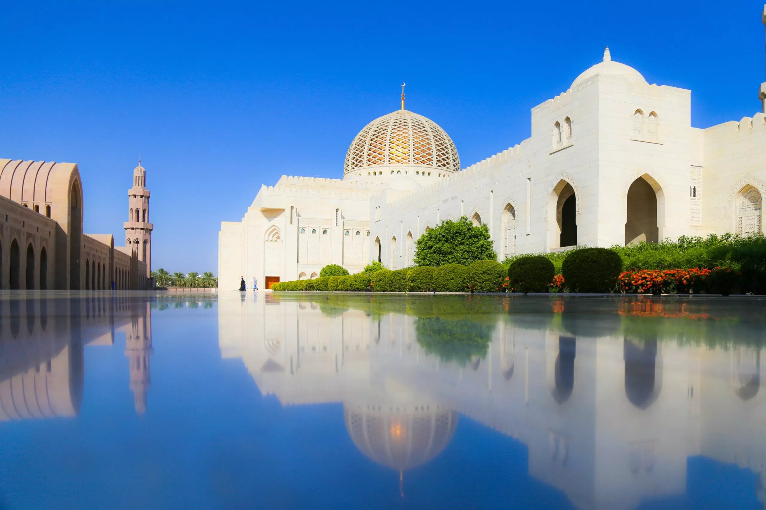 Explore Sultan Qaboos Grand Mosque 