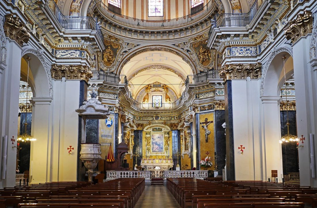Explore كاتدرائية القديس نيكولاس في نيس 
